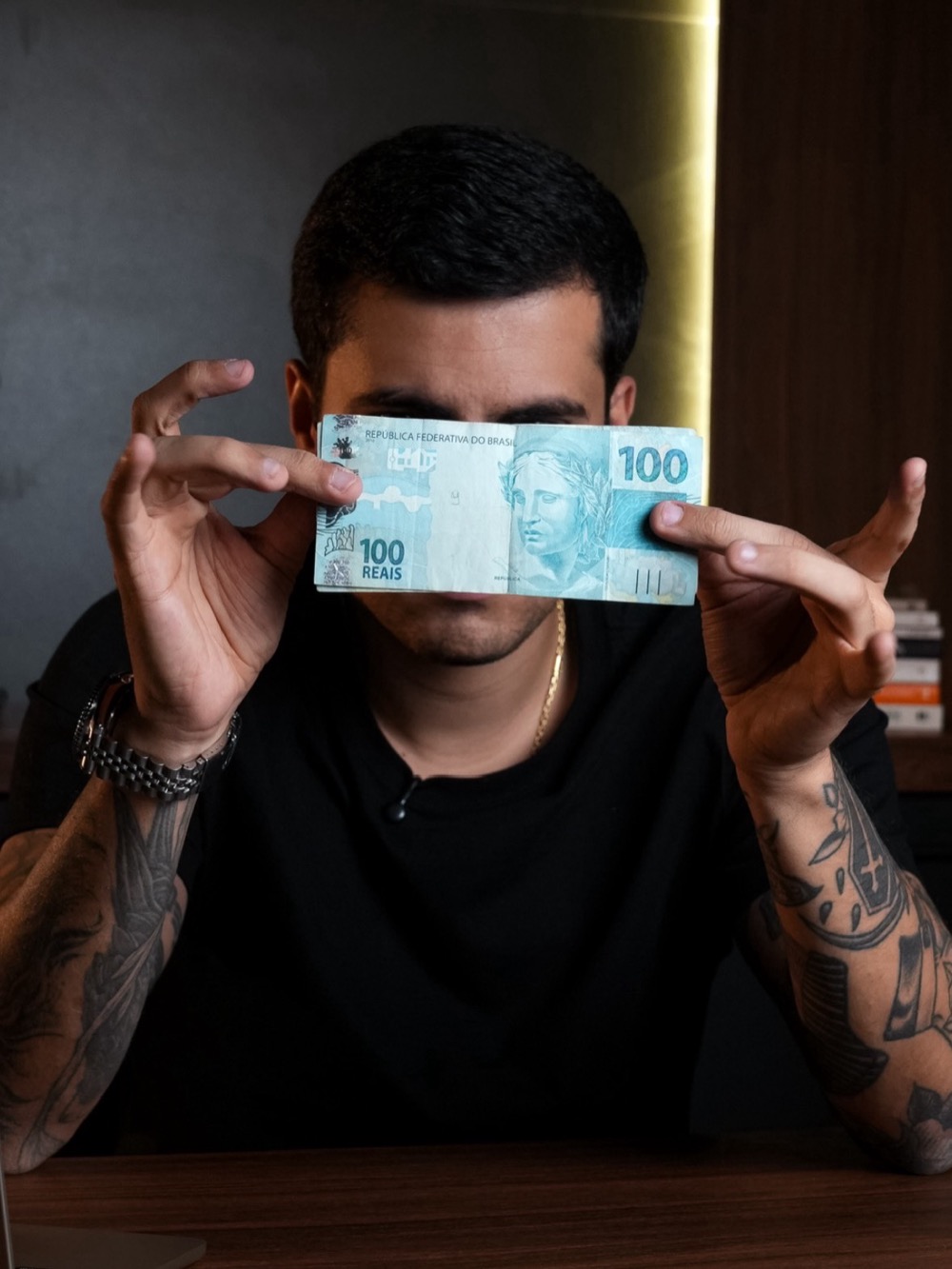 Pessoa empreendedora sobrecarregada diante do próprio negócio